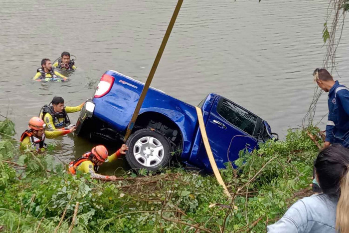 Pickup plunges into old mine, woman killed - Vimarsana News