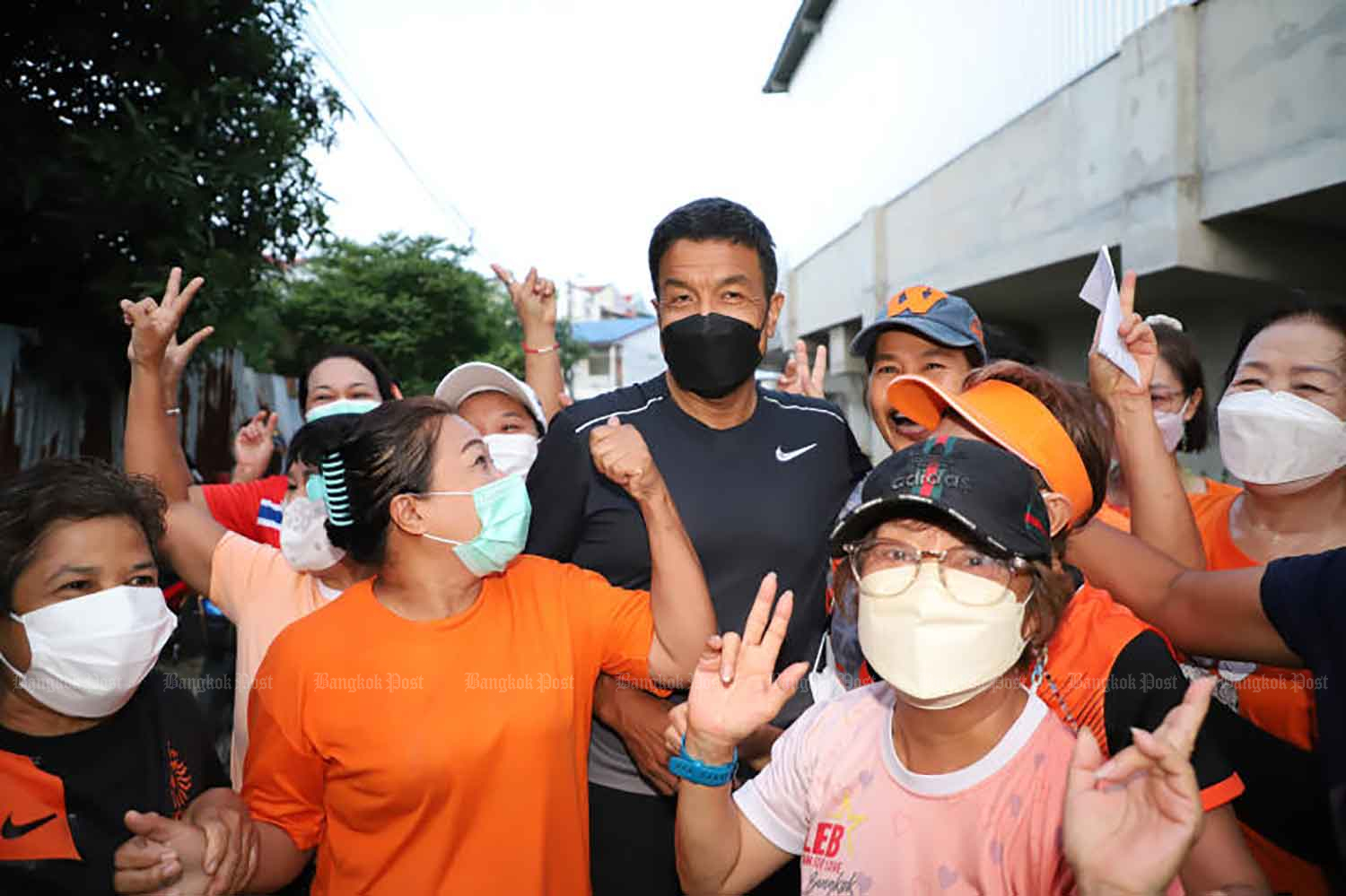 Bangkok governor-elect Chadchart Sittipunt meets supporters in Bangkok Yai district last Thursday. (Photo: Pattarapong Chatpattarasill)