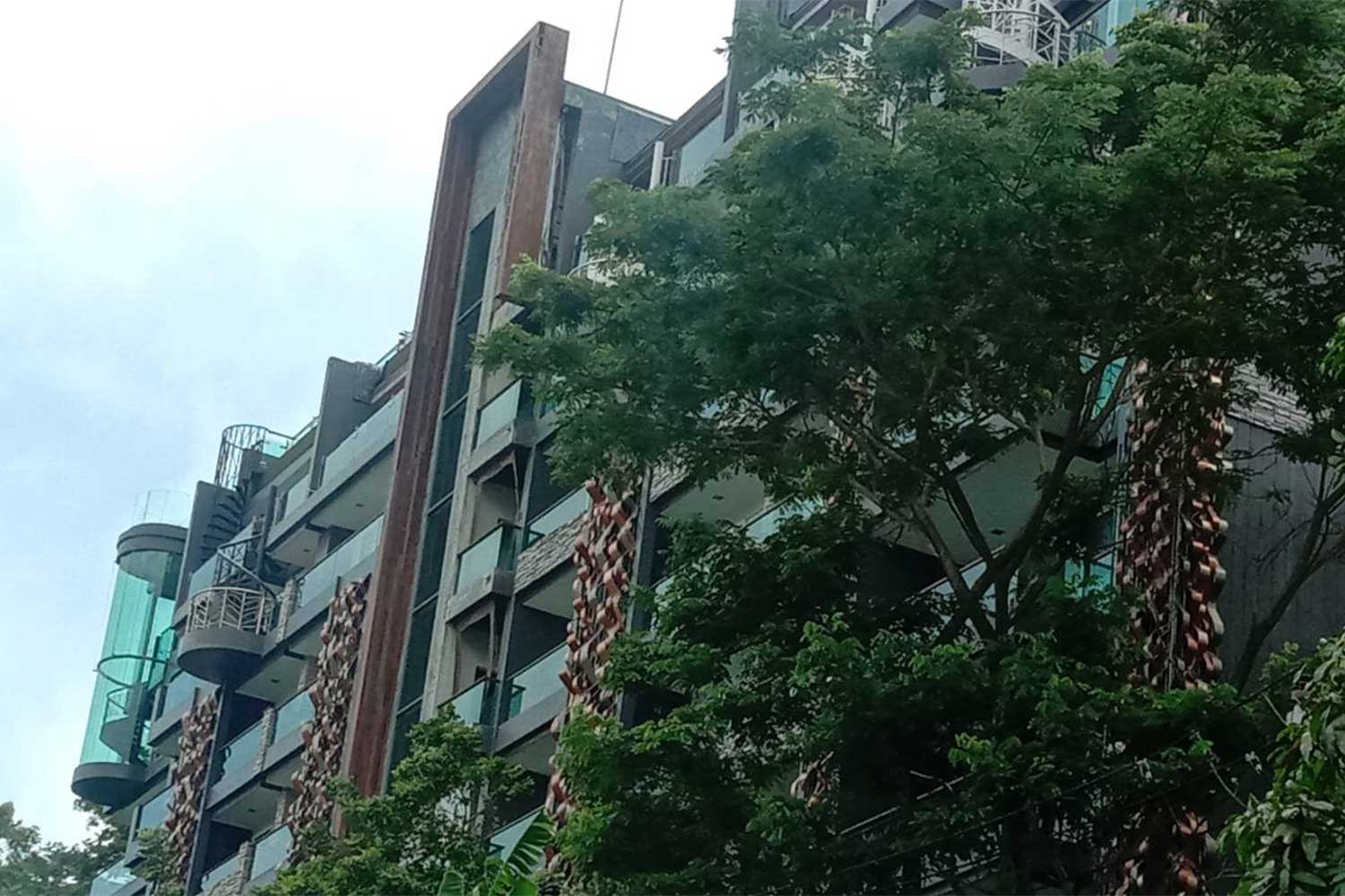 The body of a 37-year-old Russian woman is found on the ground of this condominium building in Patong, Phuket, in the early hours of Tuesday. (Photo: Achadthaya Chuenniran)