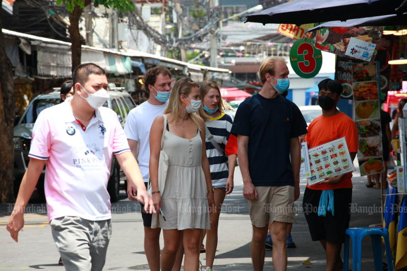 Visitors enjoy browsing at Chatuchak Weekend Market in Bangkok on Sunday. The popular site is also open weekdays (Tuesday to Thursday) when decorative plants, flowers and trees are featured. (Photo: Apichart Jinakul)