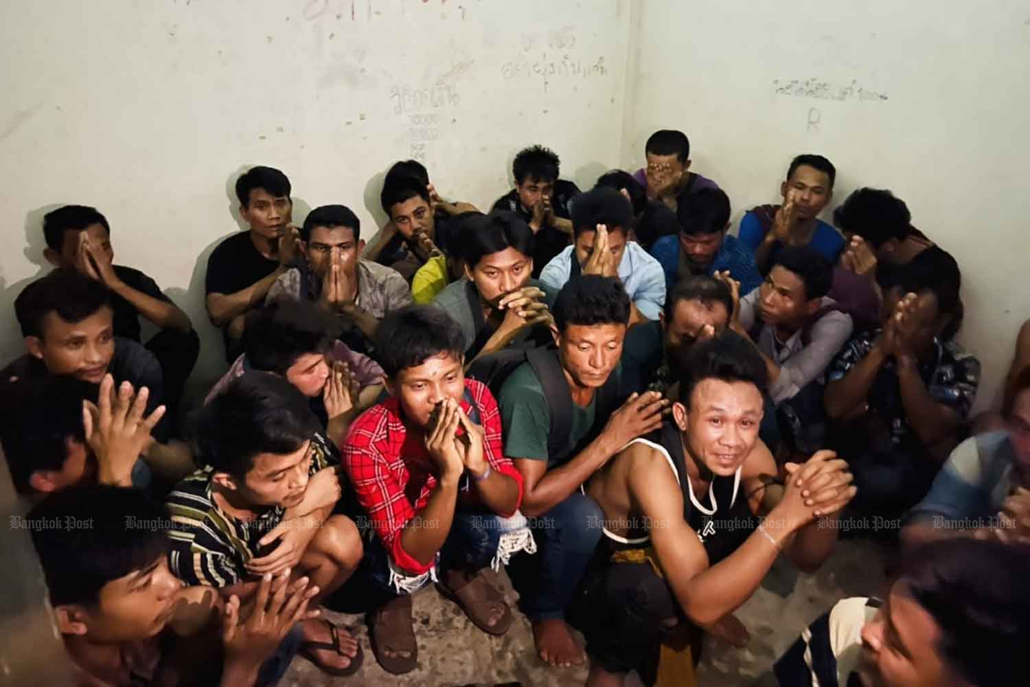 Illegal Myanmar migrants are arrested in a rented room in tambon Ban Phru of Hat Yai district, Songkhla, on Thursday night. (Photo: Assawin Pakkawan)