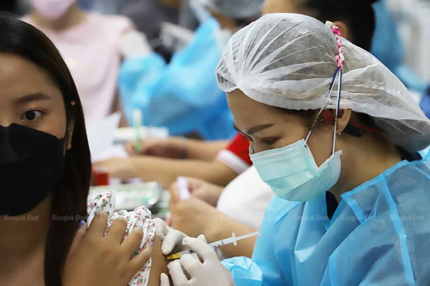 Health professionals vaccinate people against Covid-19 on a walk-in basis at the Central Vaccination Centre at the Bang Sue Grand Station in Bangkok on Sunday. (Photo: Apichit Jinakul)