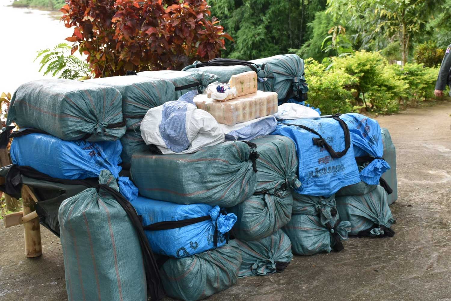 The 25 sacks, each containing 200,000 speed pills, abandoned by smugglers in Chiang Khong district, Chiang Rai, early on Tuesday. (Photo: Pha Muang Task Force)