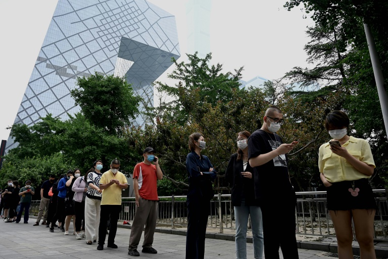 Beijing launched mass testing in its most populous downtown district after a rapidly spreading outbreak linked to a bar saw Covid rules tightened. (AFP photo) Beijing launched mass testing in its most populous downtown district after a rapidly spreading outbreak linked to a bar saw Covid rules tightened. (AFP photo)
