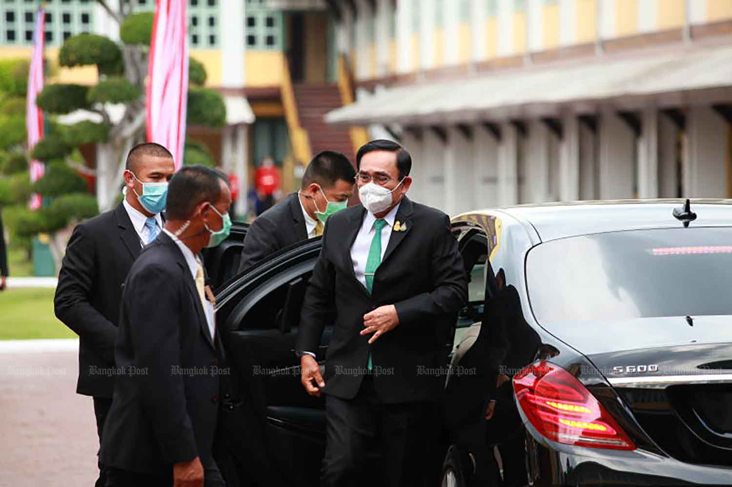 Prime Minister Prayut Chan-o-cha arrives at the Defence Ministry on Monday. (Photo: Apichart Jinakul)