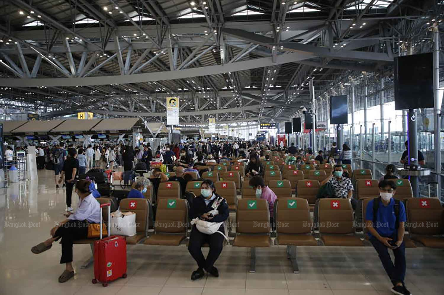 Passenger numbers at Suvarnabhumi airport in Samut Prakan province have increased since the government relaxed Covid-19 control measures early this month. (Photo: Arnun Chonmahatrakool)