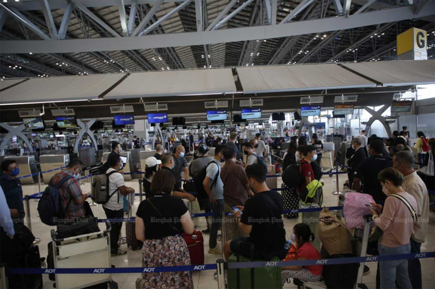 Tourists queue at Suvarnabhumi airport on June 9. (Photo: Arnun Chonmahatrakool)