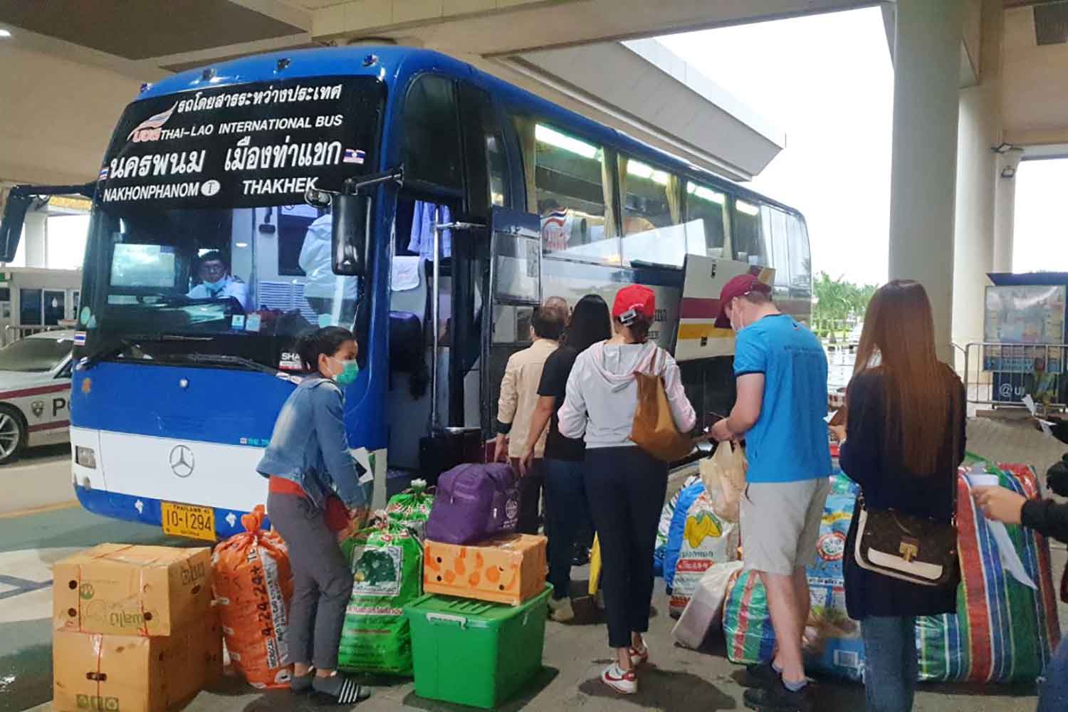 Tourists are boarding a Thai-Lao bus in Nakhon Phanom province. (Photo: Pattanaphong Sripiachai)