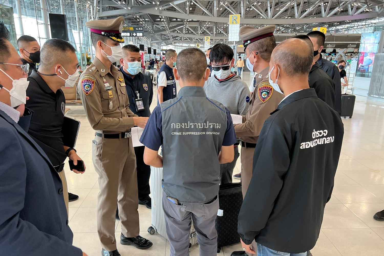 Police arrest Metha Chalingsuk, the 42-year-old owner of Daruma Sushi restaurant chain, at Suvarnabhumi airport on Wednesday morning after his arrival on a flight from Taiwan. He is accused of public fraud. (Photo supplied)