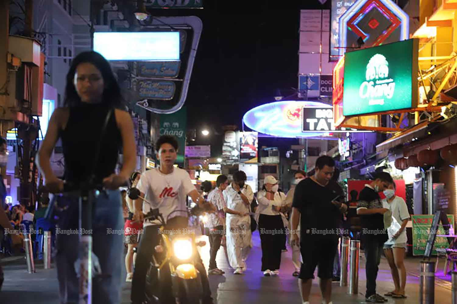 People on Khao San Road in Bangkok without masks on June 1. The government has now declared face mask use voluntary. (Photo: Pornprom Satrabhaya)