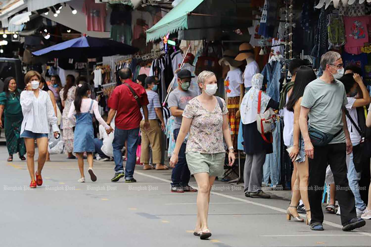 More people visit the Chatuchak weekend market in Bangkok on Sunday as the Covid-19 situation improved. (Photo: Apichit Jinakul)