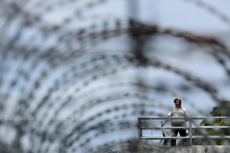 Hamburg, Germany. 04th Nov, 2020. Inmates of the Hamburg remand prison watch  a rally in front of the prison in the evening, looking out of their cell  windows. In the evening, about