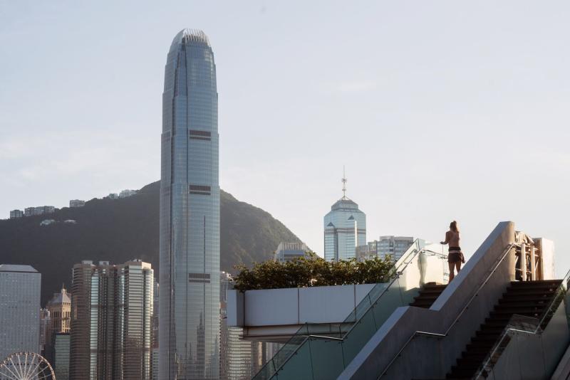 28 Haziran 2022'de Çin, Hong Kong'un Tsim Sha Tsui bölgesindeki gezinti yolunda bir ziyaretçi duruyor (Fotoğraf: Bloomberg)