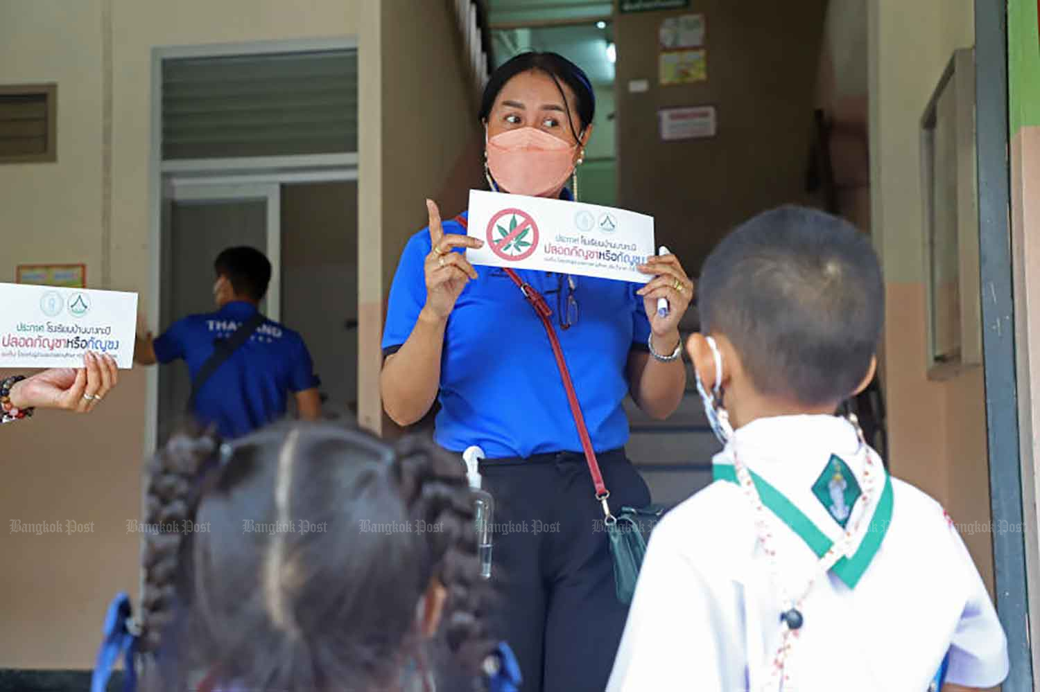 Teachers warn their pupils about the danger of cannabis at Ban Bang Kapi School in Bangkok early this month. (Photo: Varuth Hirunyatheb)