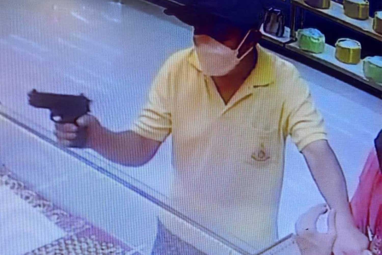 Lone robber holds up gold shop in Pathum Thani