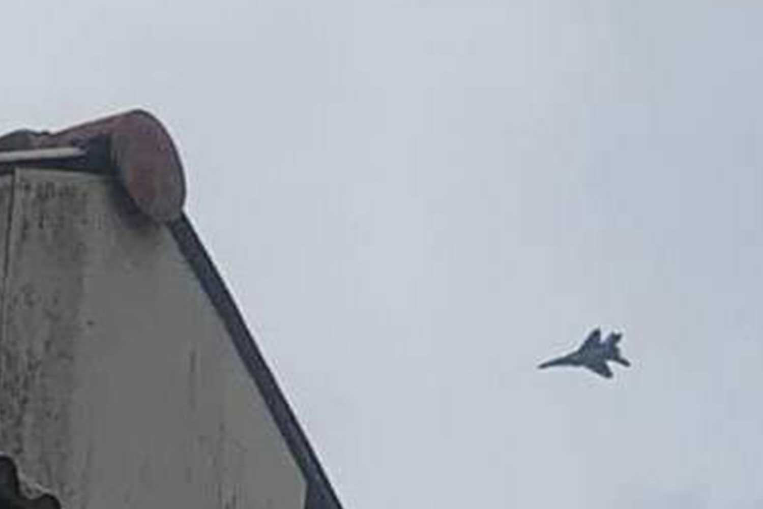 A Myanmar fighter jet is spotted crossing into Thailand's air space over Phop Phra district in Tak on Thursday. (Photo: Assawin Pinitwong)