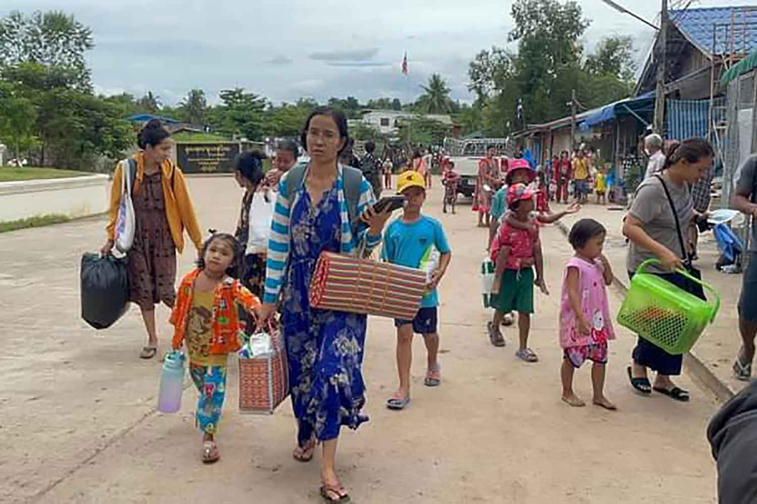 Myanmar people cross the border to take shelter in Phop Phra district, Tak, on Thursday. (Photo: Assawin Pinitwong)