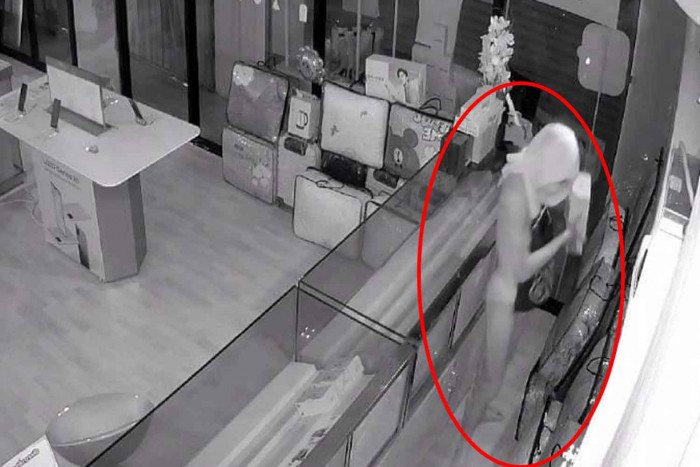 'Robin Hood' in underpants arrested for stealing Banana phones - Vimarsana News