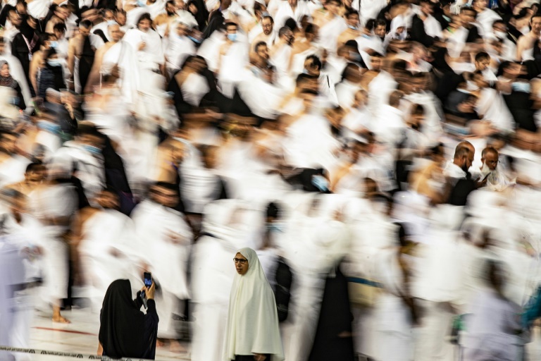 Muslim pilgrims stream out of Mecca for hajj high point