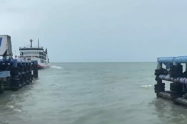 A ferry approaches a pier in Don Sak district of Surat Thani province. (File photo)