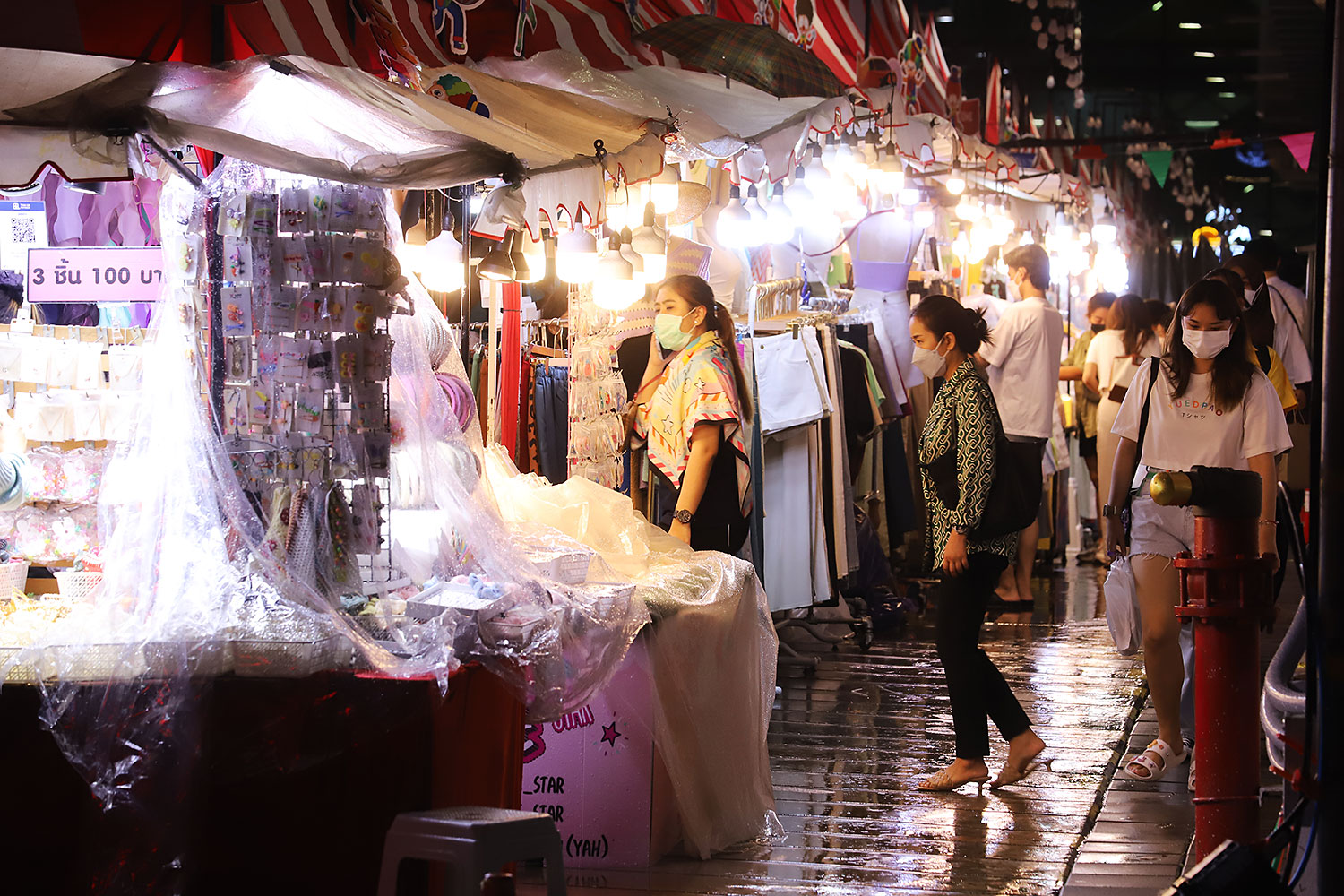 People shopping at Siam Square Walking Street in Bangkok. (Photo: Pornprom Satrabhaya)