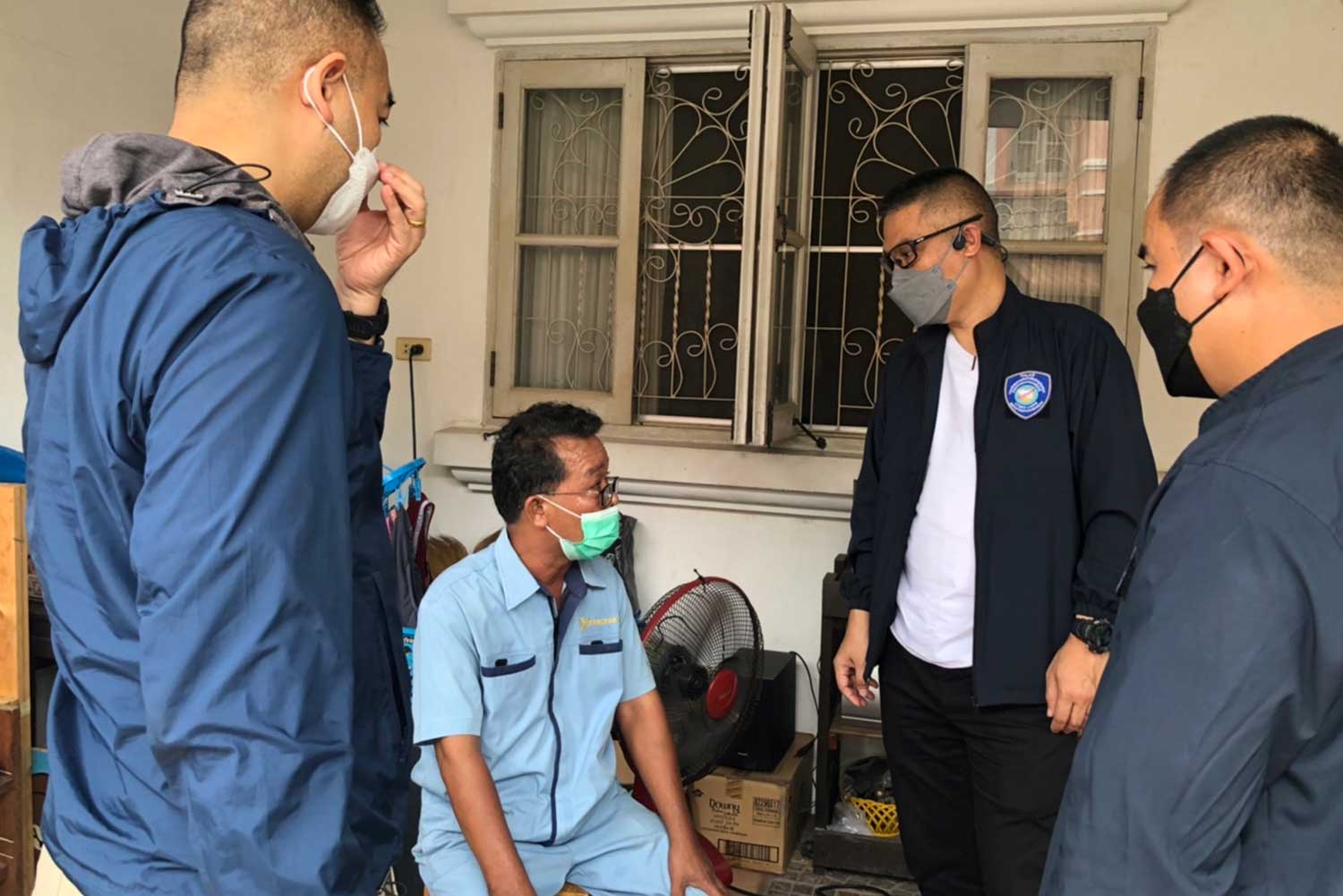 Police arrest Siri Prueprang, 52, at a house in Bang Phli district, Samut Prakan on Wednesday evening. (Photo supplied)