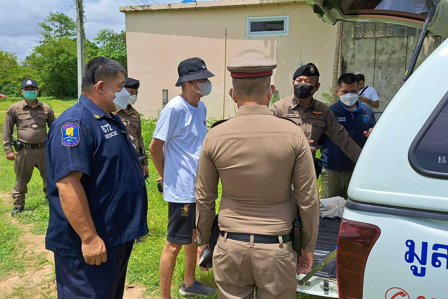 Police and rescue workers place the body of a dead Canadian man in a Sawangboriboon Pattaya rescue foundation vehicle in Pattaya on Friday. (Photo: Koson Konchoeng Facebook page)