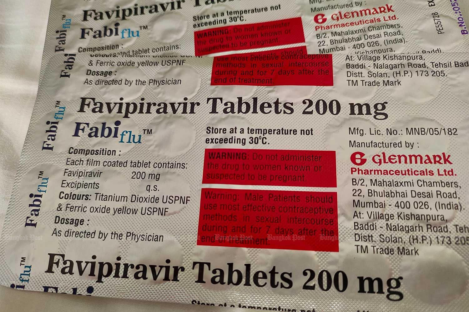 The Rural Doctors Society wants an end to the Government Pharmaceutical Organisation's monopoly on favipiravir and two other antiviral drugs, molnupiravir and paxlovid. (Photo: Komsan Jandamit)