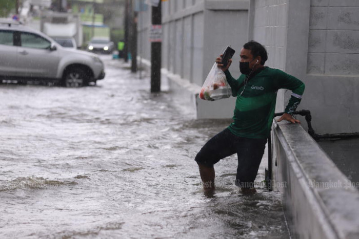 Bangkok governor thanks PM for flood support - Vimarsana News
