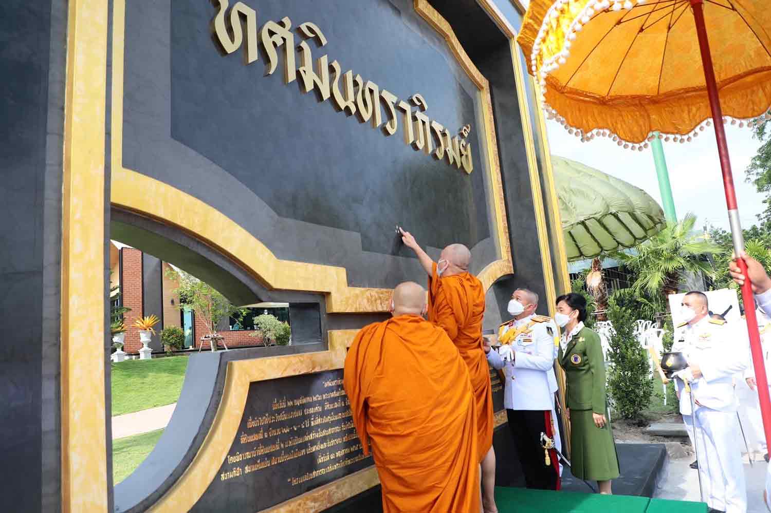 Somdej Phra Thirayanmuni, the abbot of Wat Thep Sirintaravas Ratchavoraviharn, anoints the name sign at Tossamintarapirom Park, at Khong Hok in Pathum Thani's Thanyaburi district, on Wednesday morning. (Photo supplied)