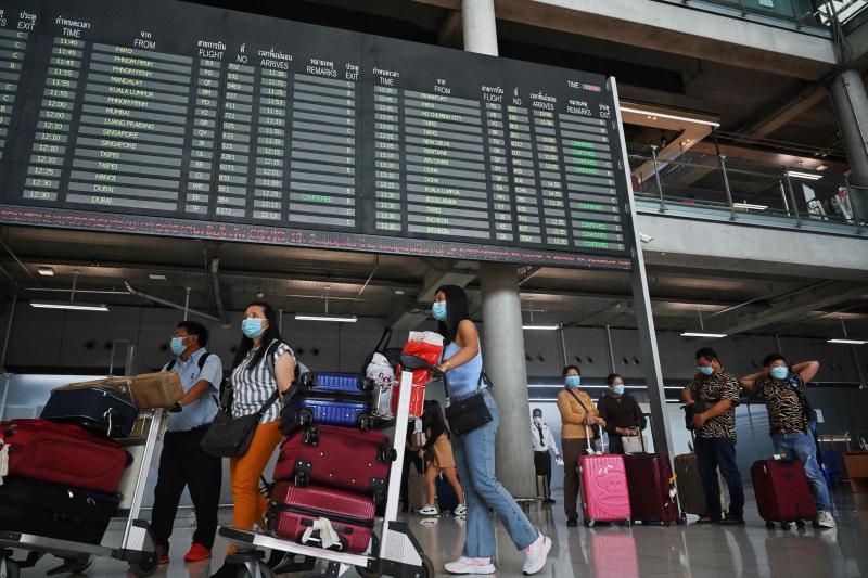 Travellers walk through the arrivals terminal at Suvarnabhumi airport on July 1, 2022. (AFP photo)