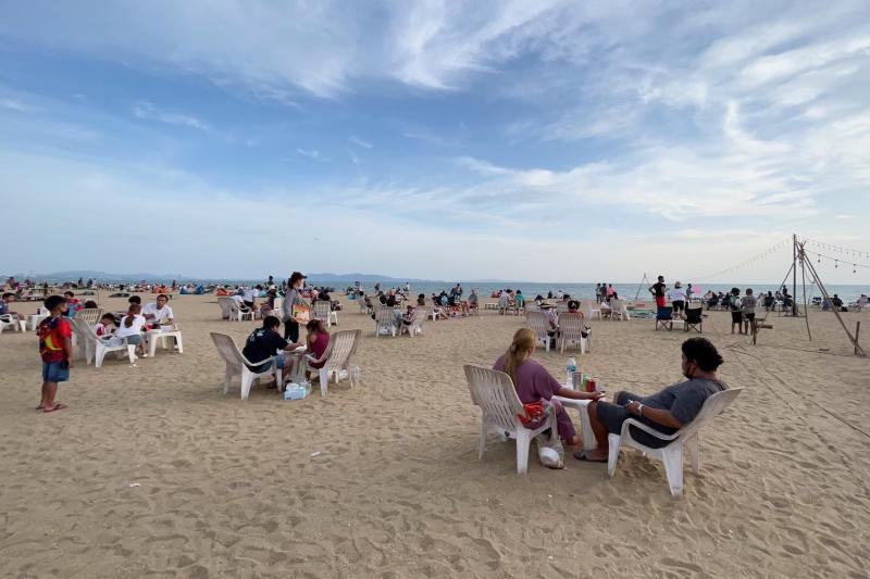 Holidaymakers relax on Jomthien beach in Pattaya after the government relaxes Covid-19 restrictions. (Photo: Marine Department)