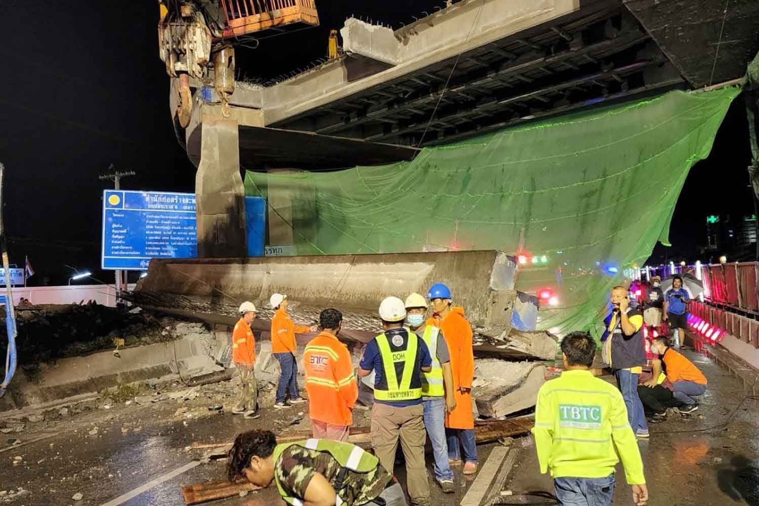 Highways Department officials are at the scene of the U-turn bridge collapse in Muang district, Samut Sakhon, on Sunday night. (Photo: Highways Department)