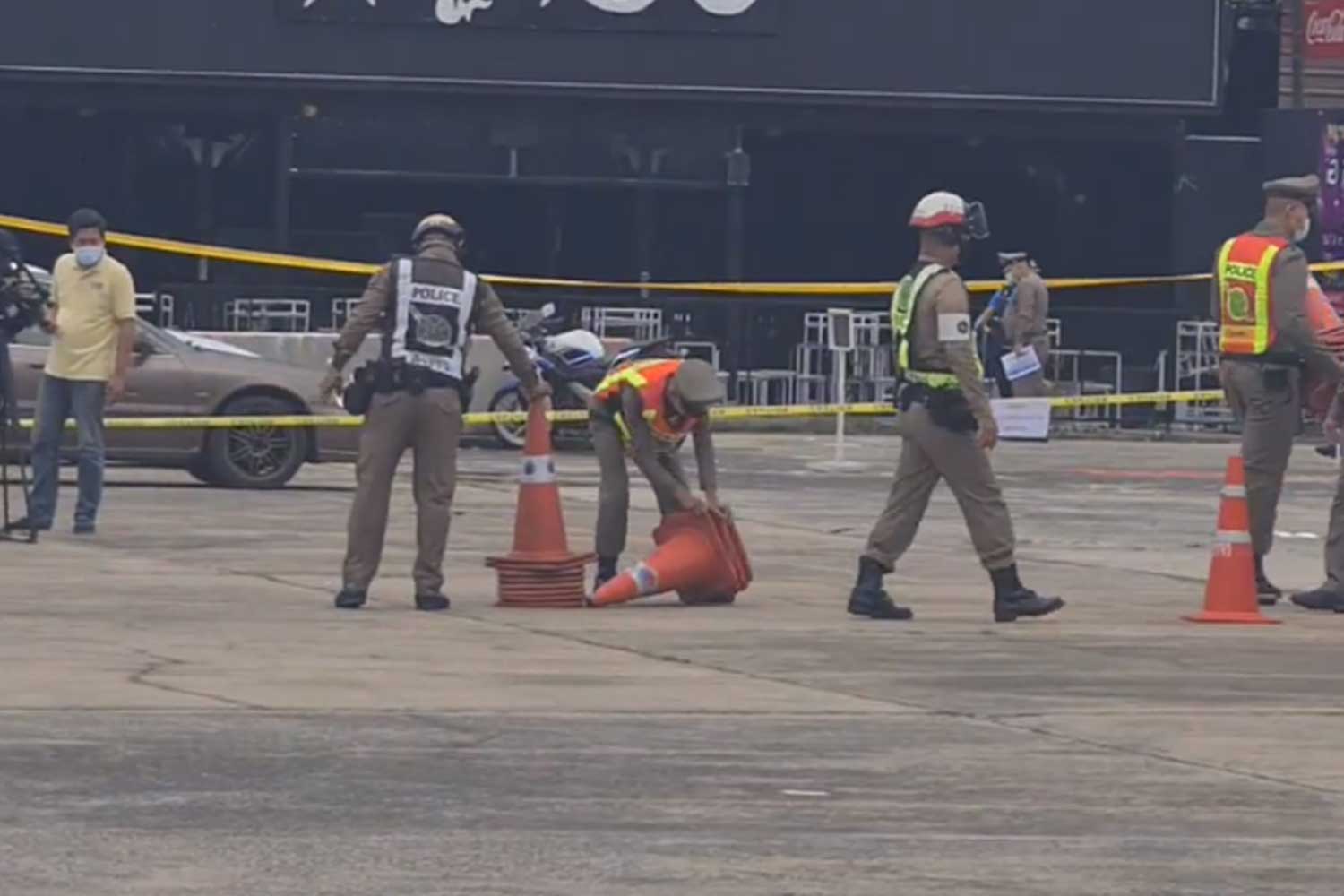 Police inspect the scene of the deadly overnight gang shootout in the car park at Nikorn Thani market in Muang district of Ubon Ratchathani province on Thursday morning.(Capture from UbonUpdate Facebook video)