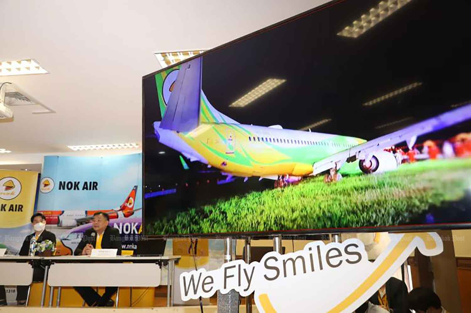 Nok Air management holds its press conference at Don Mueang airport, Bangkok, on Thursday. (Photo: Varuth Hirunyatheb)