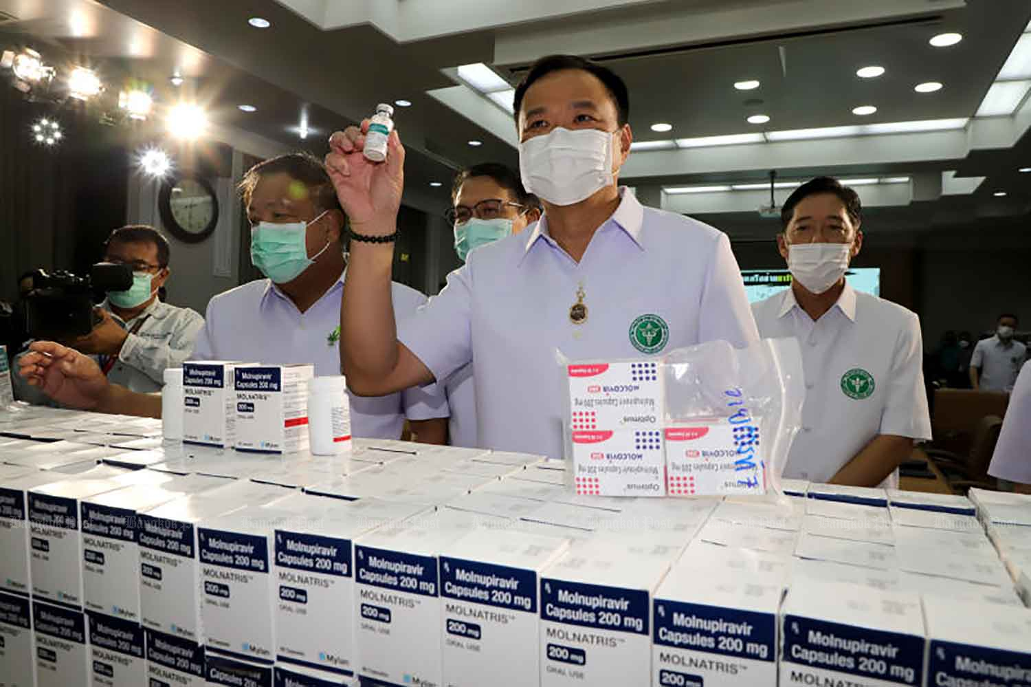 Deputy Prime Minister and Public Health Minister Anutin Charnvirakul holds a vial of remdesivir, one of 8,000 illegally imported antiviral drugs from India worth about 10 million baht on Thursday. (Photo: Chanat Katanyu)