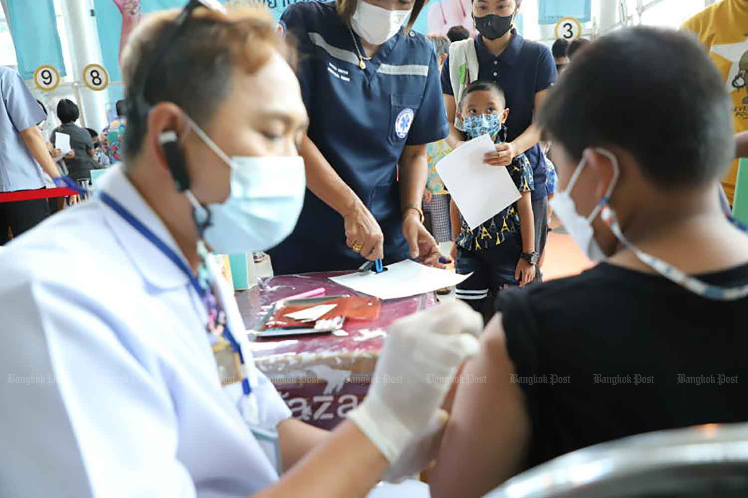 A child receives a Covid-19 shot at Central Westgate shopping mall in Nonthaburi on Thursday. The service is for 5-11-year-olds and is available in the province from 10am to 3pm every Thursday this month. (Photo: Pattarapong Chatpattarasill).