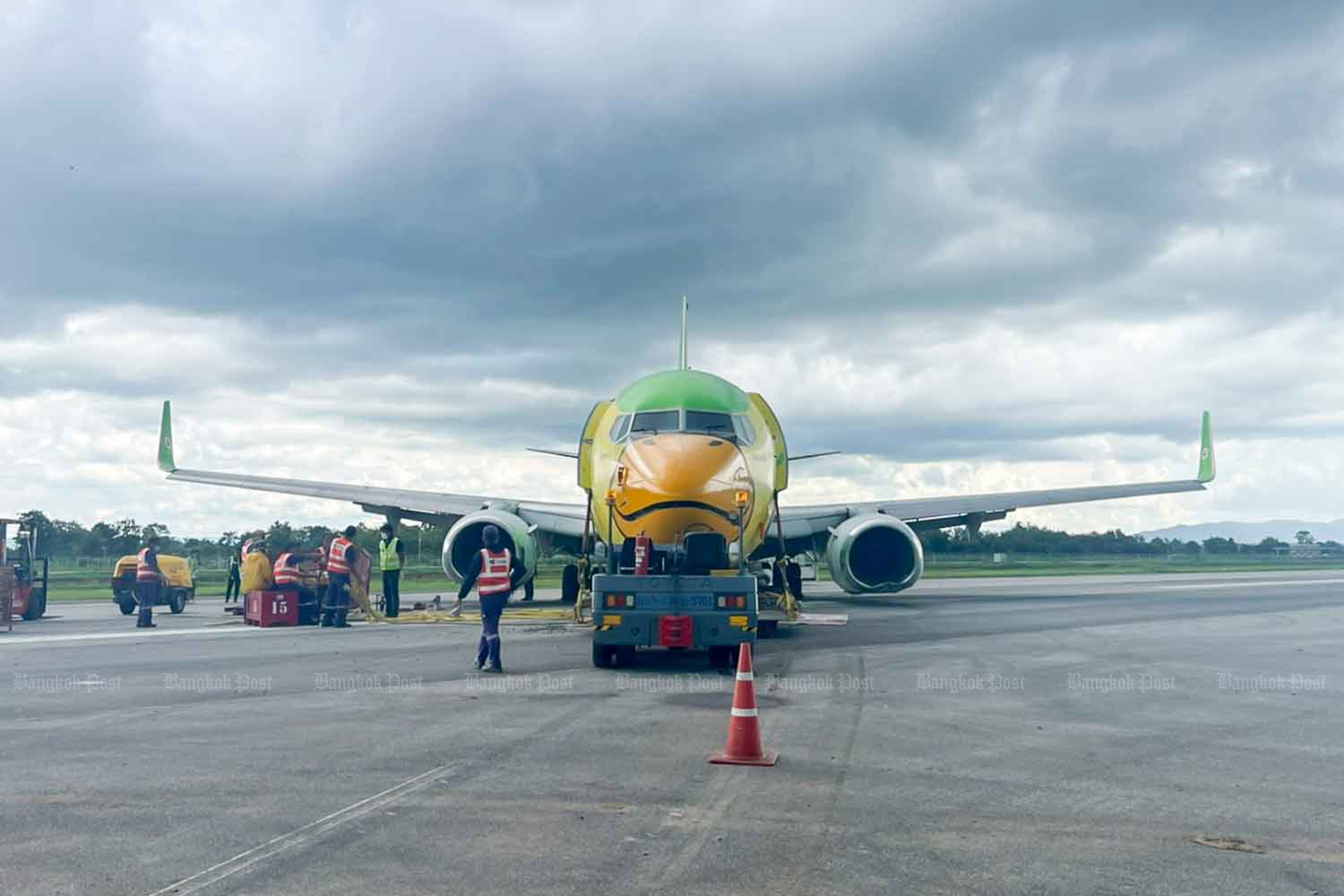 The Nok Air aircraft is being removed from the runway of Chiang Rai airport in Chiang Rai province on Thursday. (Photo: Civil Aviation Authority of Thailand)