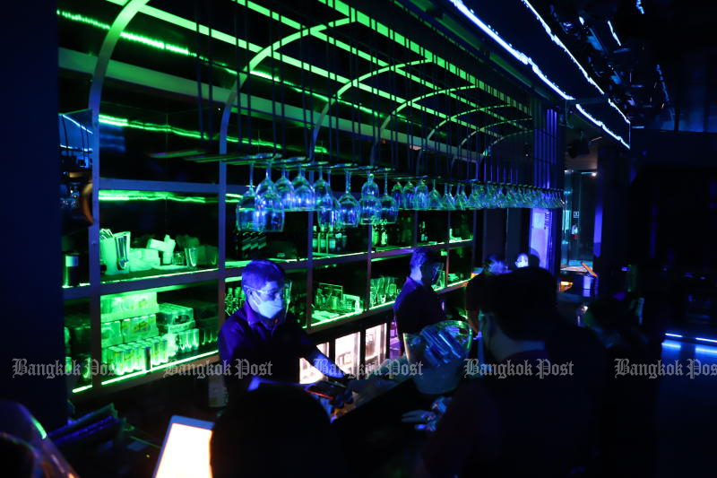 Bartenders prepare drinks at a nightspot on Sukhumvit Road in Bangkok. (File photo: Wichan Charoenkiatpakul)