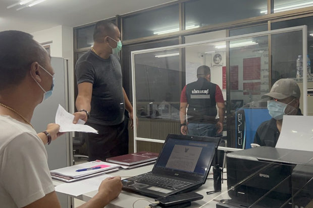 Mountain B pub owner Pongsiri Panprasong, far right, is interrogated by police at Phlu Ta Luang police station on Saturday. (Photo: Chaiyot Pupattanapong)