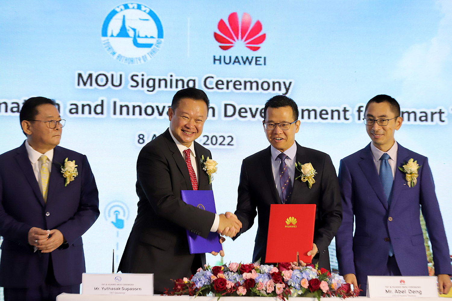 Tourism Authority of Thailand governor Yuthasak Supasorn, second from left, and Huawei Technologies (Thailand) Chief Executive Officer Abel Deng, second from right, shake hands at the signing of a memorandum of understanding for ‘Digital Transformation and Innovation Development for Smart Tourism’ to promote the Thai tourism industry using advanced technologies from Huawei, including 5G, cloud, AI and AR/VR. The ceremony was presided over by Deputy Minister of Tourism and Sports Napintorn Srisanpang, first from left, and Jun Zhang, Vice President of Huawei Asia Pacific, first from right. (Photo: Chanat Katanyu)