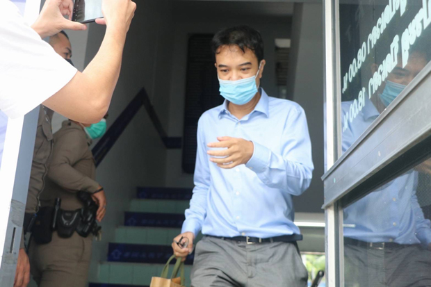 Prinn Panitchapakdi leaves Lumpini police station after police formally pressed new charges against the former Democrat Party deputy leader on Wednesday. (Photo: Wassayos Ngamkham)