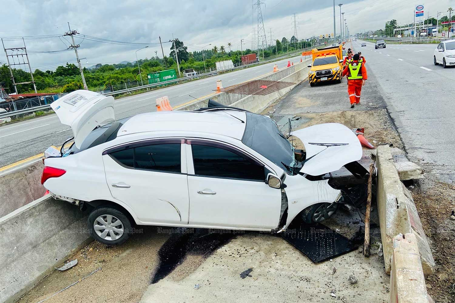 This car crashed on Motorway Route 7 in Si Racha district, Chon Buri on Tuesday morning. The dead driver was not discovered until almost 12 hours later - still in the car. (Photo:@fm91trafficpro twitter, Thai Truck Laemchabang Facebook)