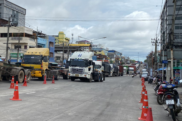 A long line of lorries occupies a lane at Dan Nok, a border town in Sadao district of Songkhla, as they wait to cross into Bukit Kayu Hitam, in Perlis state of Malaysia. (Photo: Assawin Pakkawan)