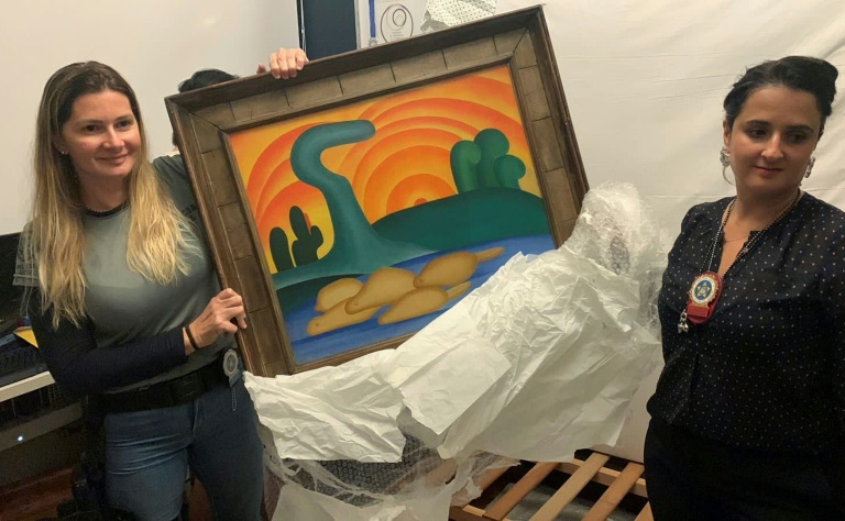 Brazilian police hold the expensive painting Brazilian police hold the expensive painting