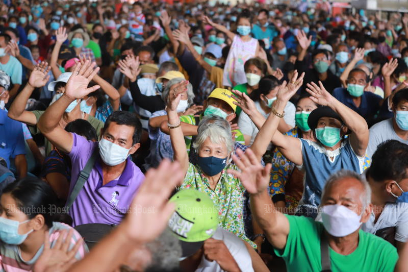 About 1,000 people gather to receive rice and dried foods during a merit-making ceremony held by Ruamkusol Foundation in Samut Prakan province on Aug 3, 2022. (Photo: Somchai Poomlard)