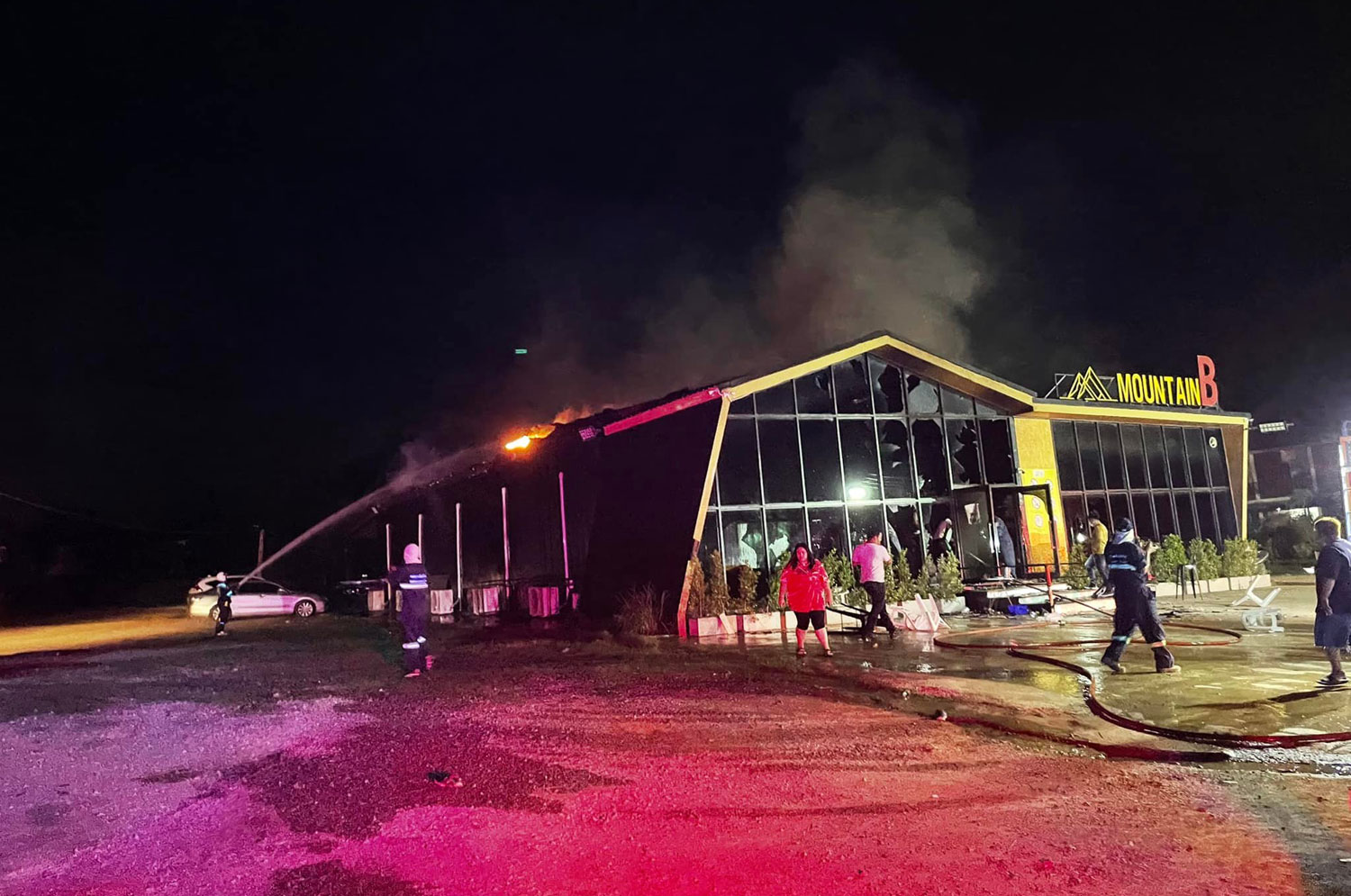 Firemen put out the fire at the Mountain B pub in Sattahip district, Chon Buri province, on Aug 5, 2022. (Photo: @sawangrojana Sattahip rescue Facebook)