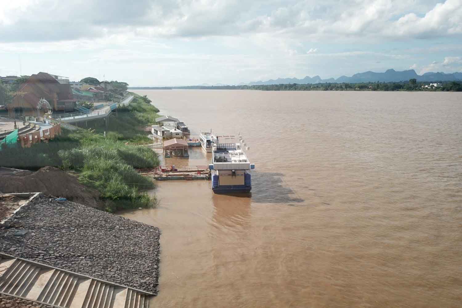 The Mekong River flows by Nakhon Phanom province on Friday. (Photo: Pattanapong Sripiachai)