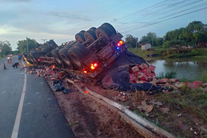 Beer truck overturns, driver killed - Vimarsana News