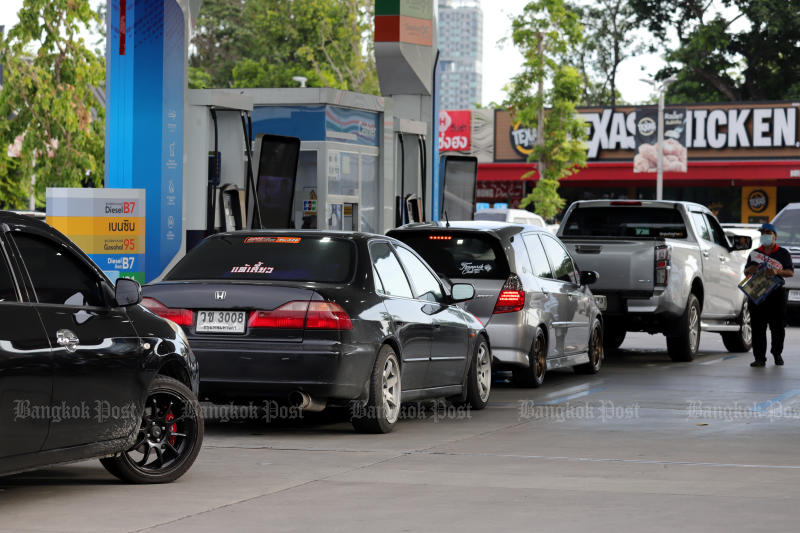 Vehicles queue for service at a petrol station in Bangkok. (Photo: Chanat Katanyu)